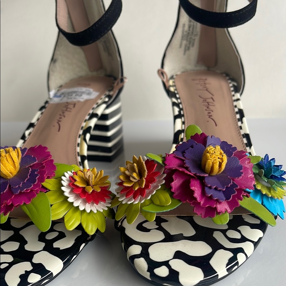 Betsey Johnson Indy size 6 NWT